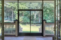 Hampton Hideaway-Quaint Golf Cottage, Newly Renovated