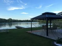 Cozy little cottage on beautiful Pine Lake Hotels in Barry County
