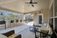 Lake Access - Private Pool - 2 Acres Retreat