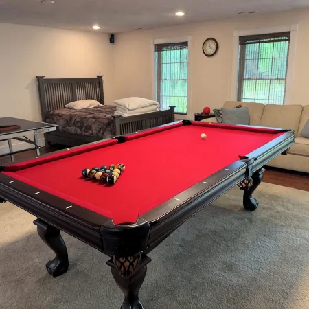 Couples Villa Retreat w/85” Sony HD 8K TV Pool table New Jacuzzi Spa & Game room