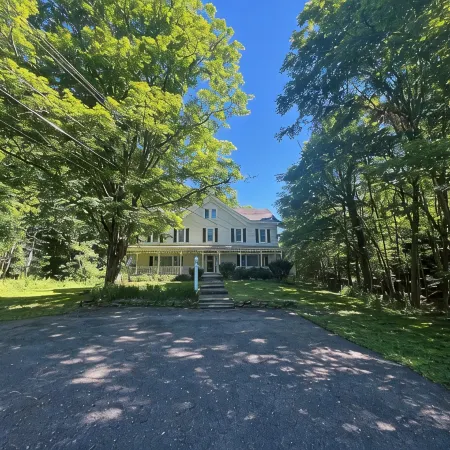 GREAT FOR FAMILIES! 3 MINUTE WALK TO MAIN STREET & 1 MILE FROM WINDHAM SKI MT.
