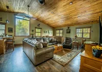 BEAR TRACK HIDEAWAY Sleeps 4 - Just 10 minutes from Glacier National Park - アパートメント