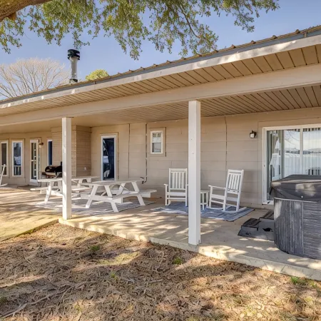 Lake Front | 2 Boat Slips | Hot Tub | Game room