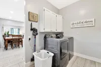 Wichita home, by the river, spacious 9 beds-game room with pool table, 1gb Wi-Fi - Jacuzzi
