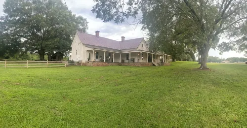 Original Farmhouse est <1920, Professionally Designed, Charm & Comfort in mind!