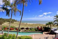 Beachfront and pool views from the balcony _ 5 min walk to the beach. - バルコニー