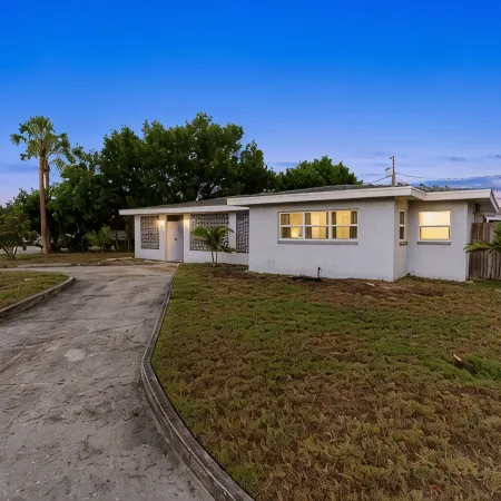 Spacious,Family Friendly 4Br Home, Enclosed Pool, Minutes 2 Beach!