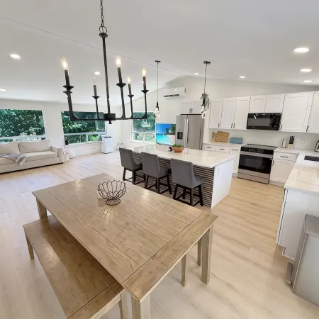 Spacious 4Br Upper Duplex Unit • AC • WiFi • Quiet Area • Near SeaTac Airport