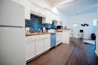 2BR Chic Duplex - Firepit - Perfect for Travel - Homestays