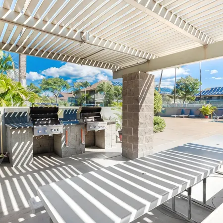 Ocean View Studio Steps to Beach - Pool, Spa & Pickleball - Free parking & Wi-Fi