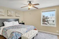PROMO 10% WEEKLY AND 15% MONTHLY OFFNaperville/Aurora, King Bed, Fenced Yard!