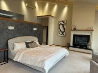 Spacious 7-bedroom house on the Lake, with AC, WiFi,  in peaceful Menomonie WI - Wi-Fi
