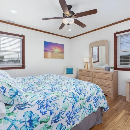 Oceanviews- Walk to beach in 2 mins. Pets welcome