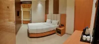 Hotel Regal Crest - Balcony
