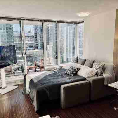 Downtown Vancouver, 1 Bd room and den, pool, gym, free parking, skytrain, view Rooms