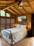Stargazer Chalet, Two Bedroom Cabin with Wifi