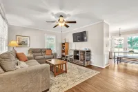 Family-Friendly 3/2 Home Near Prisma, Fenced Yard - Homestays