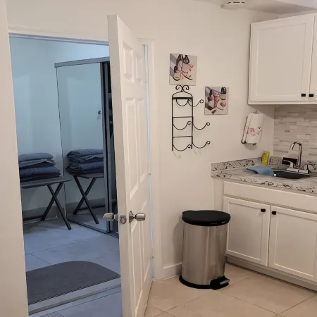 Charming 1-bedroom house in terrific Delray Beach with AC