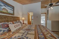 Cozy Rustic Condo minutes from Big Sky Resort & Town Center! Hot Tub & Sauna!