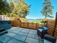 Seaside Haven Oceanfront Suite - Private Hot Tub Hotels in Sidney