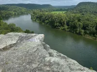 RIVERFRONT  NEW 4-bedroom house with WiFi and AC in Calico Rock Hotels in Izard County