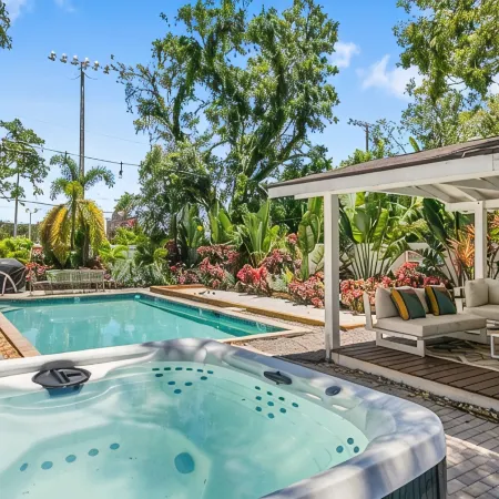 Sleeps 18 - Heated Pool-Pickleball-Hot Tub-Gym-Sauna