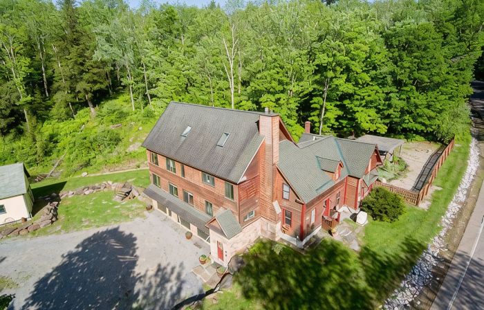 Large Family Lodge w/ Hot Tub, Sports Game Room, Gaming Room, and Pet Friendly!