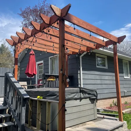 Cozy bungalow in Marquette w/ hot tub. Minutes from Lake Superior and downtown.