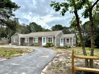 Experience Cape Cod Beaches: Charming 4-bedroom just a 10min stroll to the beach - Wifi