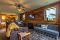 Just minutes away from Hocking Hills parks! - WiFi