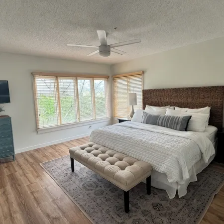 Updated Townhome, Secluded Beach + Pool