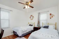 Welcome to our charming and newly remodeled home, close to everything - 2성급