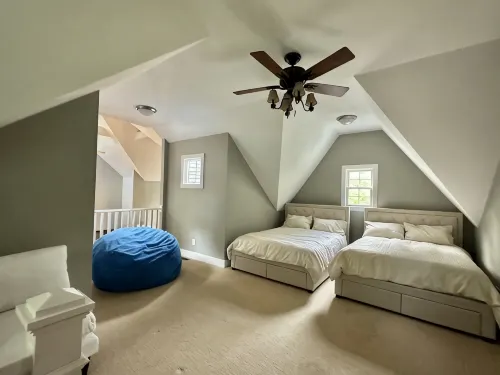 Modern Lakeshore Home! 2 minute drive to the beach! Community pool 3 houses away - Homestays