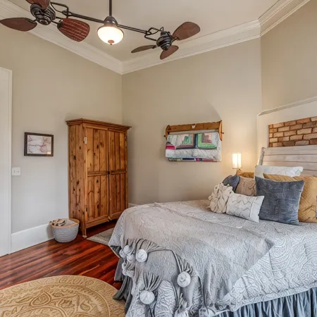 Walk Downtown! Large Pool, Hot tub, Fire pit, Close to EVERYTHING!