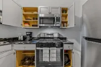 Beautiful fully remodeled 1 bd apt w King size bd - 3-Star