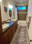 Waterview 3 Bedroom home in town, walk to town amenities, airport & hospital. - Balkon