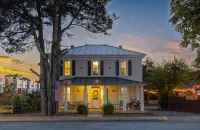 The Lyellton House: 6 Bd 4Ba - Steps to Shops & Shore - Pet Friendly