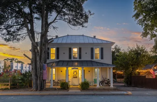 The Lyellton House: 6 Bd 4Ba - Steps to Shops & Shore - Pet Friendly