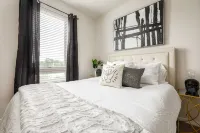 Fully Stocked Trendy Condo Close To Downtown And The Beach - balcony