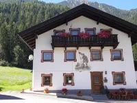 Ferienhof Fürruter, free Wi-Fi, 3 bedrooms, up to 6 persons Hotels in Sautens