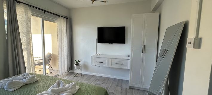 Tropical Apartment- Charming 1-Bedroom Apartment Overlooking Soufriere Town. Hotels in Soufrière