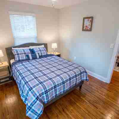Modern Bunglow 2mins to Airport, Uptown Charlotte, Panther Stadium, Spectrum, etc Rooms