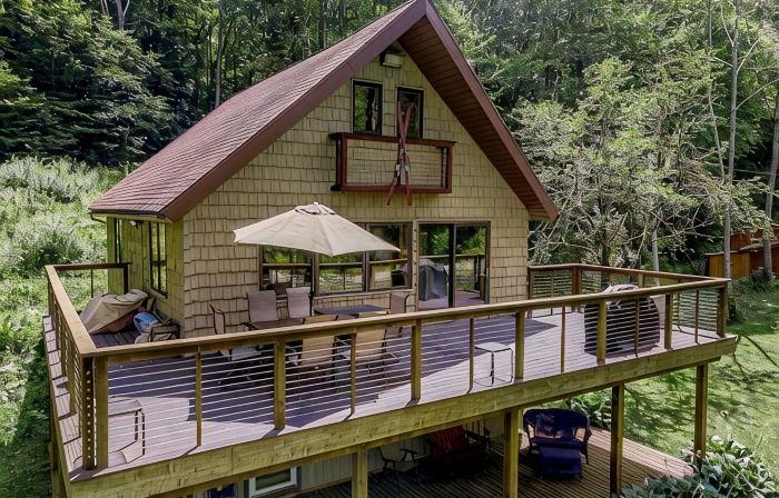 Ellicottville Chalet with beautiful storybook creek