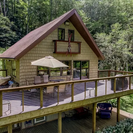 Ellicottville Chalet with beautiful storybook creek