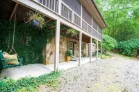 Murphy Mountain House - Creeks, Firepits & High Speed Internet! - balcony
