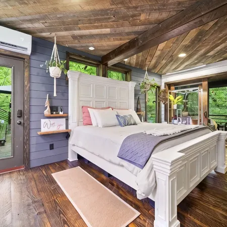 Modern, Luxurious Cabin for Two Located on a Cascading Waterfall.