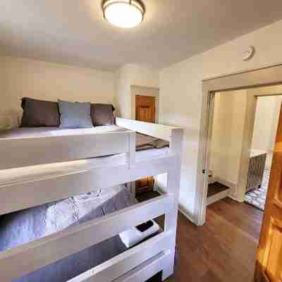 Lincoln Locale - Newly Renovated 4-Bed in Charming Italian Village near High St Rooms