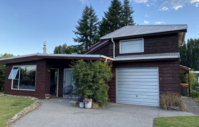 Entire house with tranquil garden, cosy and private, by the river