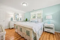 Charming Coastal Retreat in Manteo – Newly Remodeled & Ready for Your Stay! - 3-Star