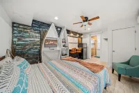 4/4 Home w/ Pool & Hot Tub – Steps from the Beach! - 4 stjerner